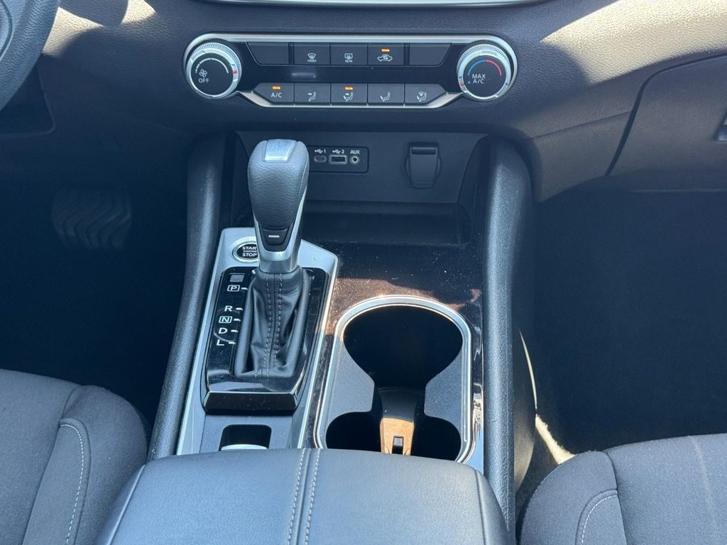 Nissan Altima Vehicle Full-screen Gallery Image 16