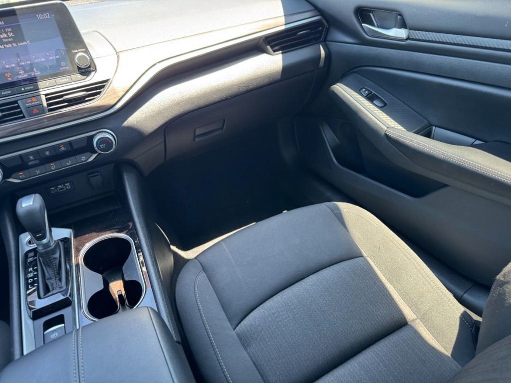 Nissan Altima Vehicle Full-screen Gallery Image 17