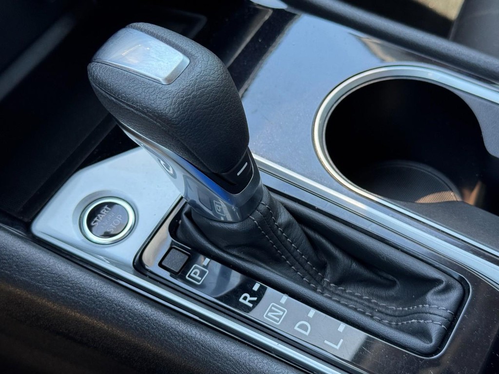 Nissan Altima Vehicle Full-screen Gallery Image 21