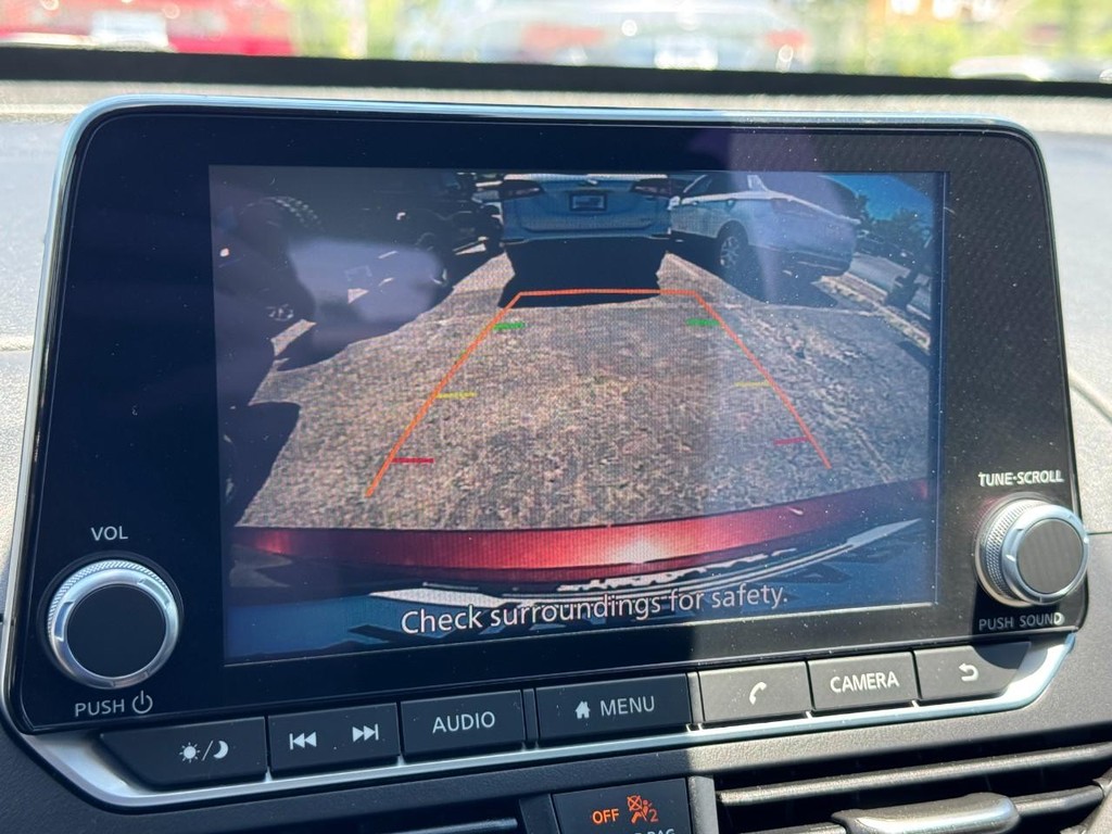 Nissan Altima Vehicle Full-screen Gallery Image 22