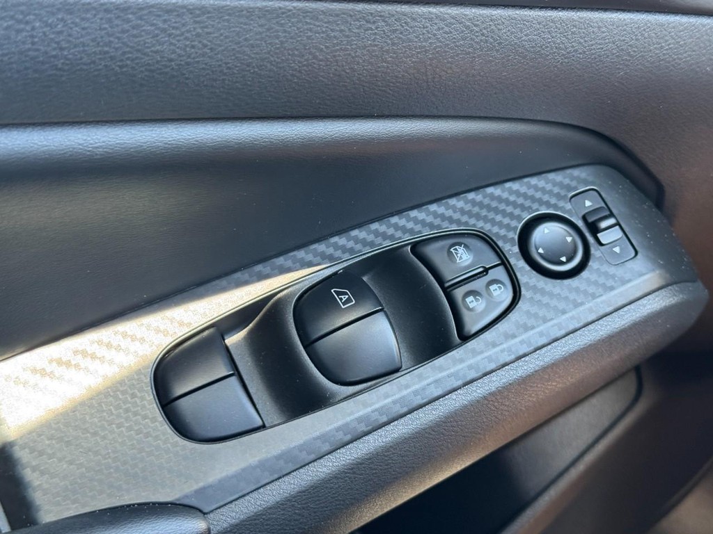 Nissan Altima Vehicle Full-screen Gallery Image 23