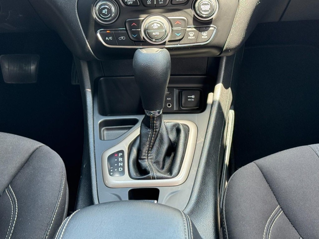 Jeep Cherokee Vehicle Full-screen Gallery Image 16