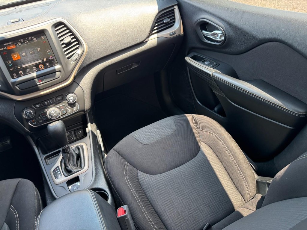 Jeep Cherokee Vehicle Full-screen Gallery Image 17