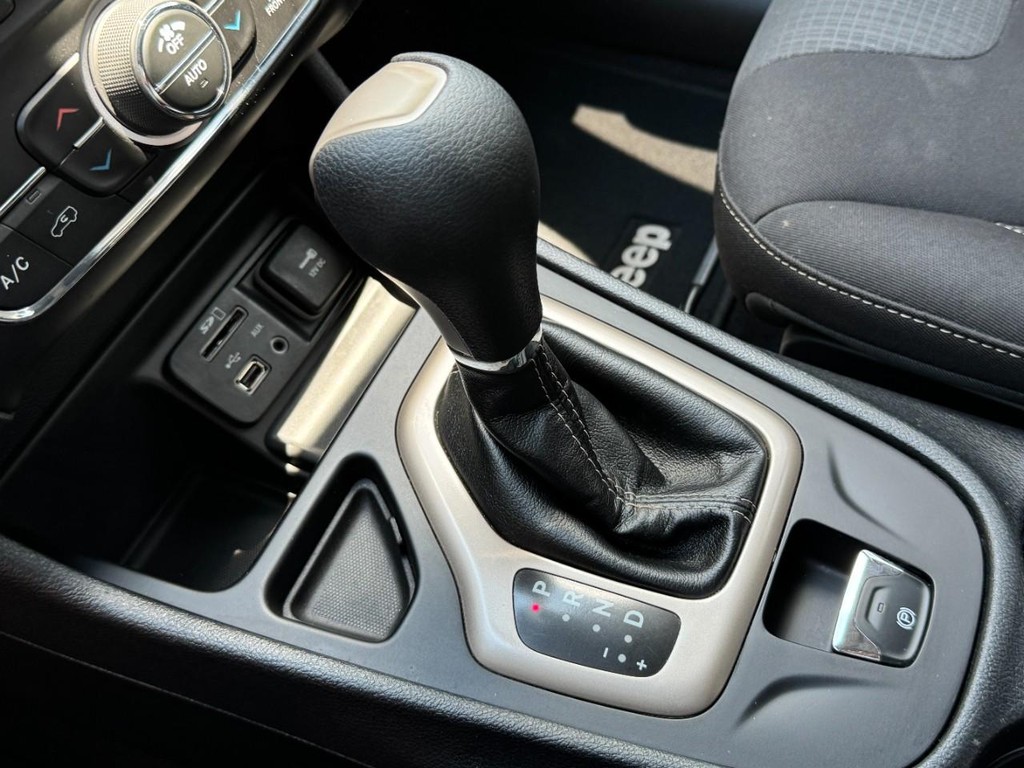 Jeep Cherokee Vehicle Full-screen Gallery Image 21