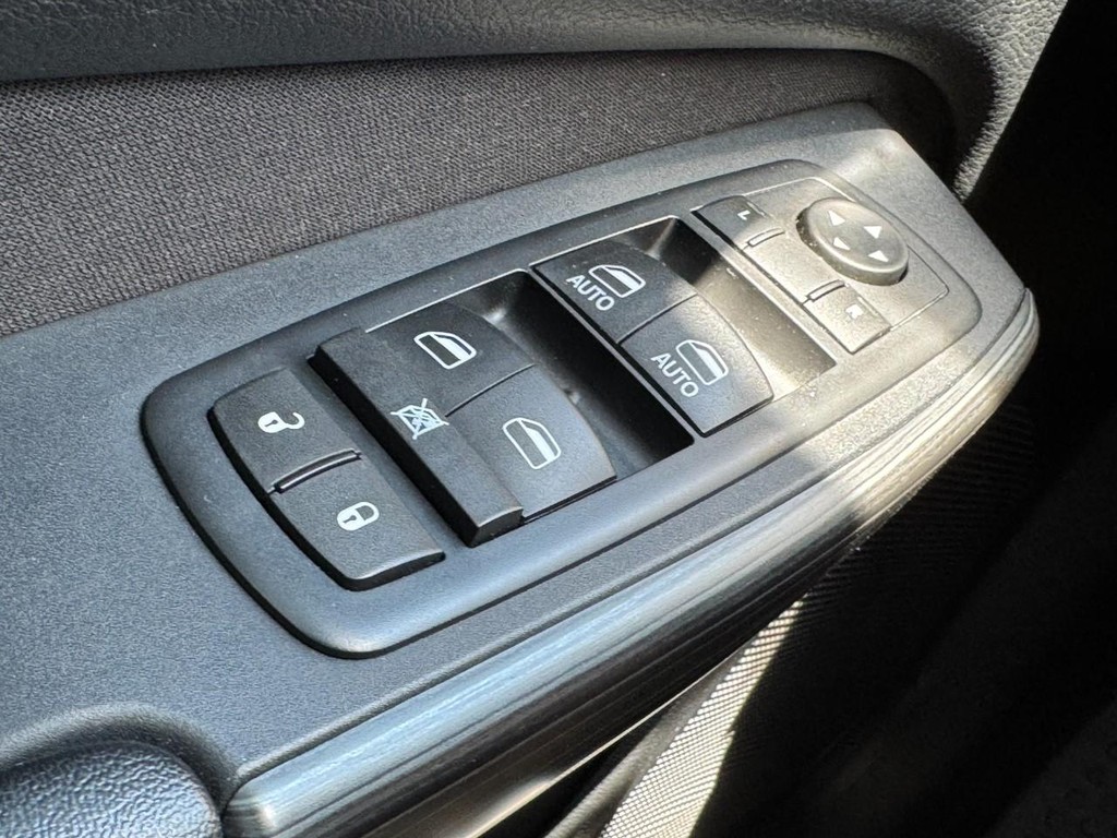 Jeep Cherokee Vehicle Full-screen Gallery Image 24