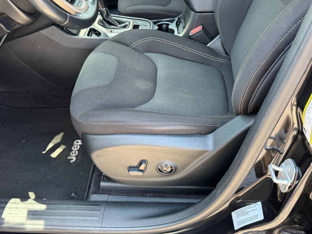 Jeep Cherokee Vehicle Full-screen Gallery Image 25