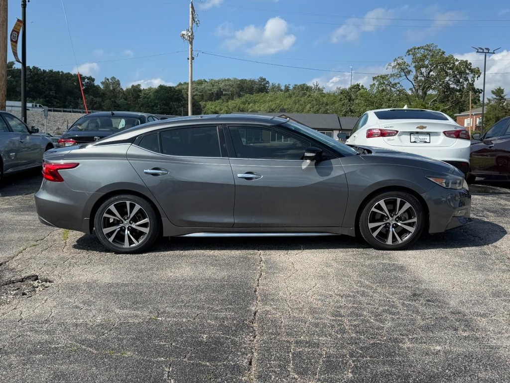 Nissan Maxima Vehicle Full-screen Gallery Image 02