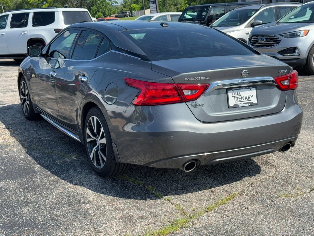 Nissan Maxima Vehicle Full-screen Gallery Image 05