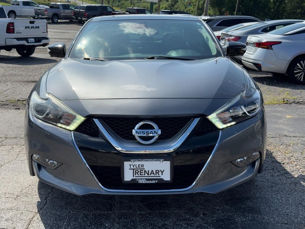 Nissan Maxima Vehicle Full-screen Gallery Image 09