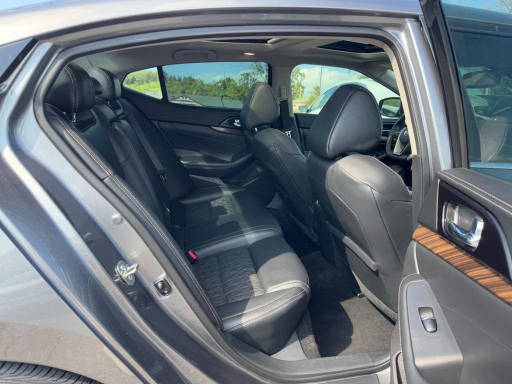 Nissan Maxima Vehicle Full-screen Gallery Image 10