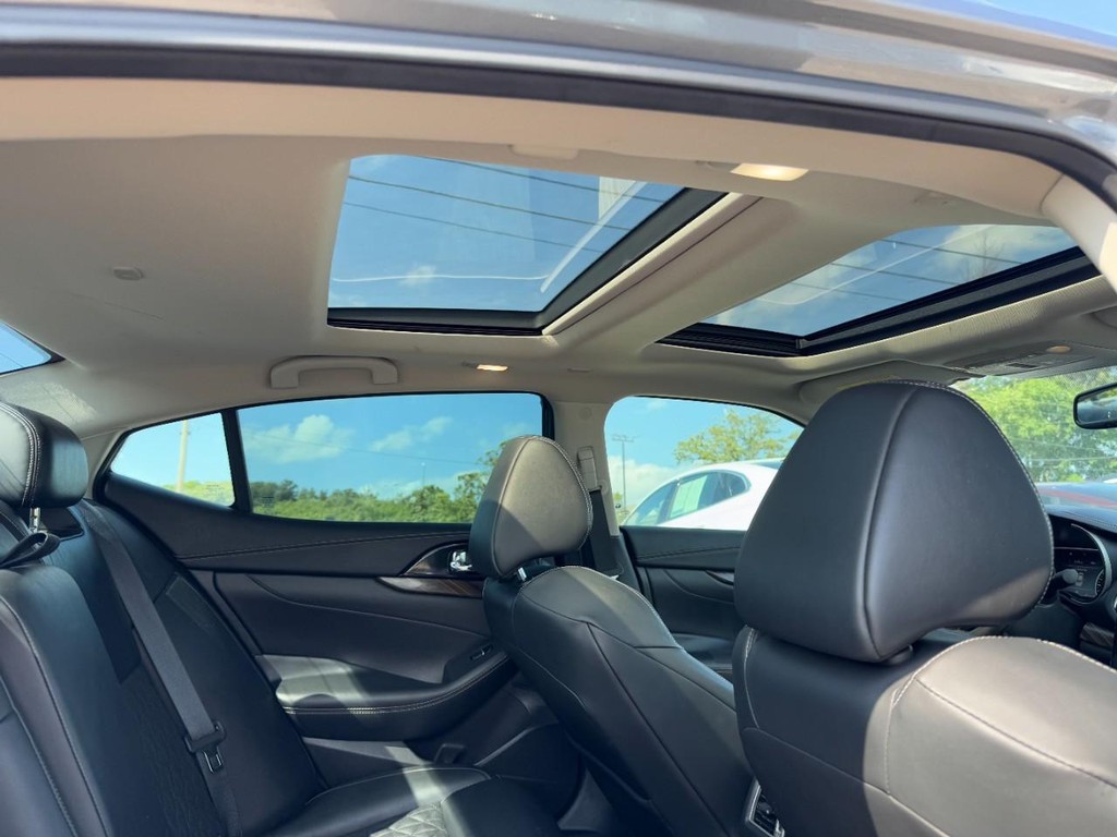 Nissan Maxima Vehicle Full-screen Gallery Image 11