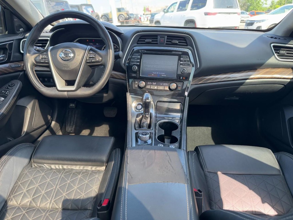 Nissan Maxima Vehicle Full-screen Gallery Image 12