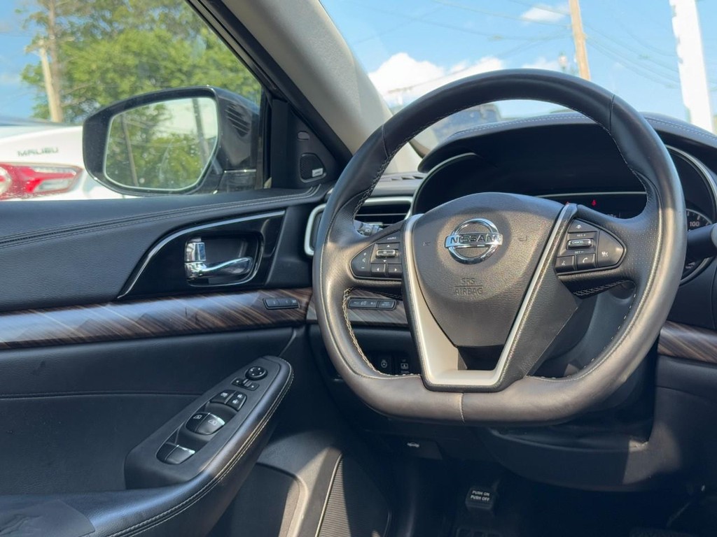 Nissan Maxima Vehicle Full-screen Gallery Image 13