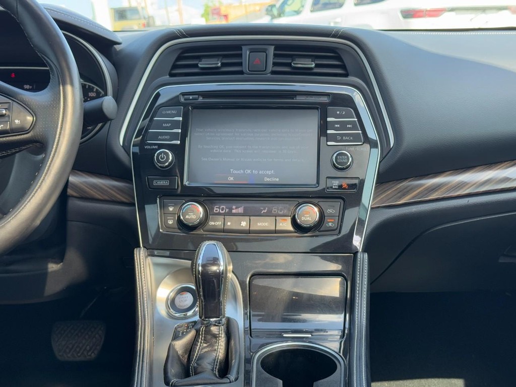 Nissan Maxima Vehicle Full-screen Gallery Image 14