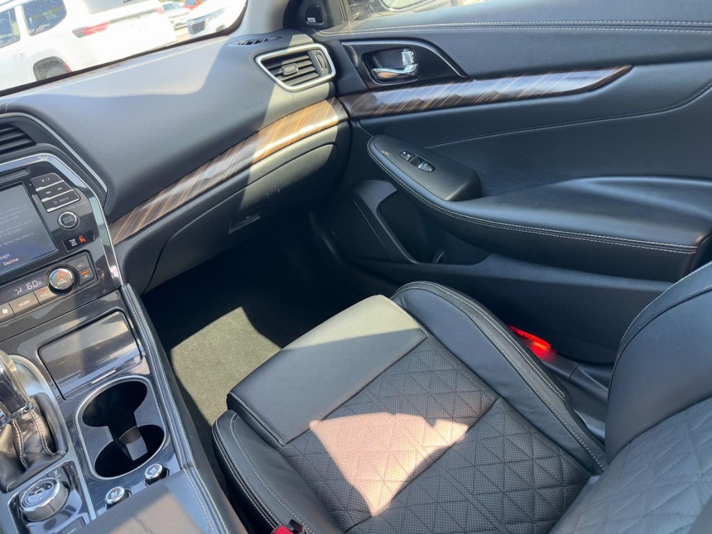 Nissan Maxima Vehicle Full-screen Gallery Image 16