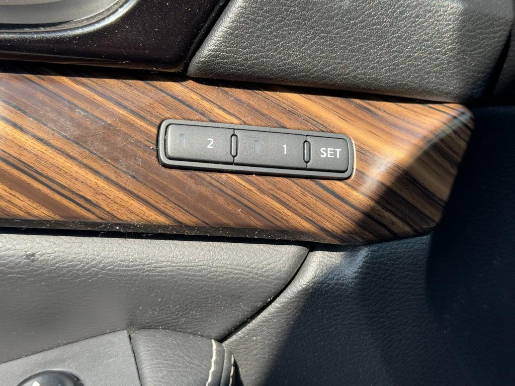 Nissan Maxima Vehicle Full-screen Gallery Image 17