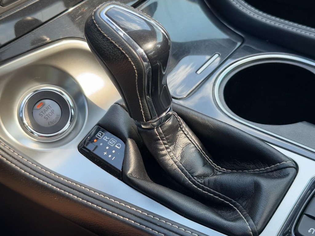 Nissan Maxima Vehicle Full-screen Gallery Image 21