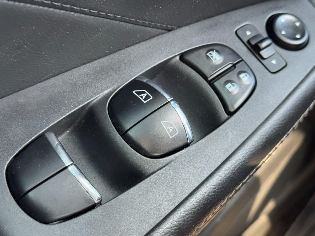 Nissan Maxima Vehicle Full-screen Gallery Image 25