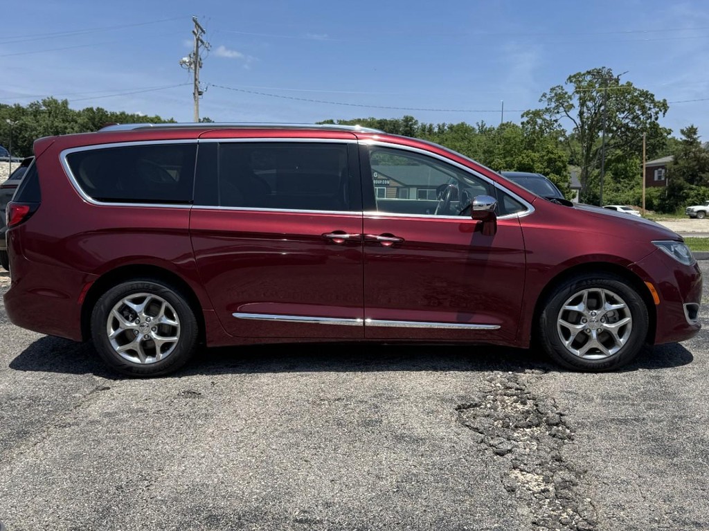 Chrysler Pacifica Vehicle Full-screen Gallery Image 02
