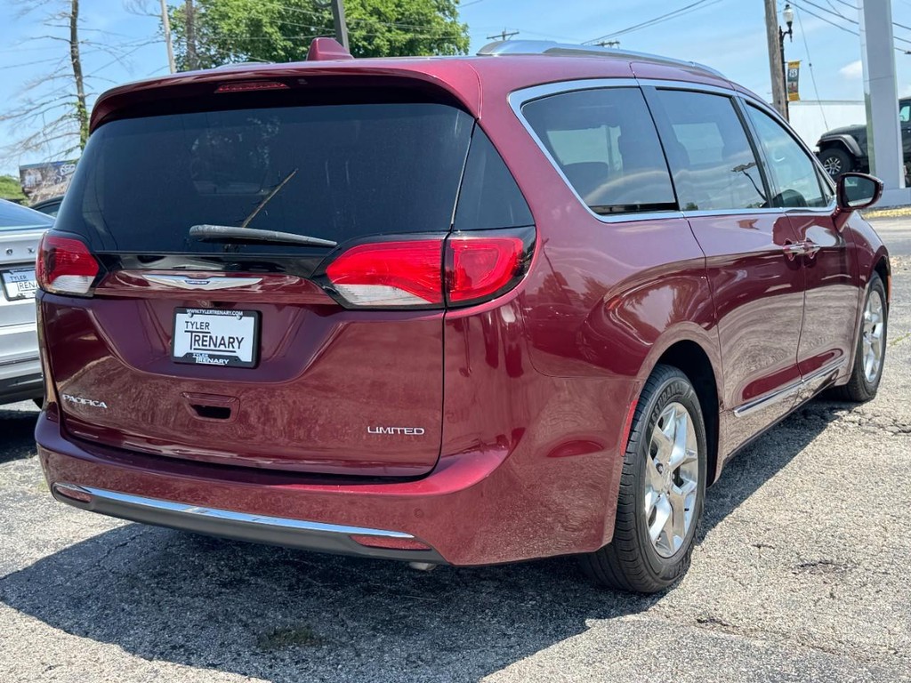Chrysler Pacifica Vehicle Full-screen Gallery Image 04