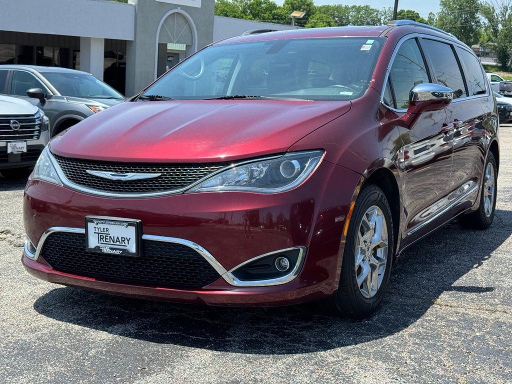 Chrysler Pacifica Vehicle Full-screen Gallery Image 10