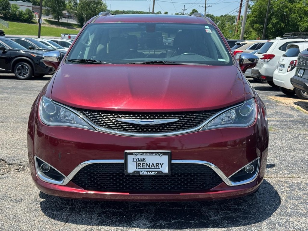 Chrysler Pacifica Vehicle Full-screen Gallery Image 11