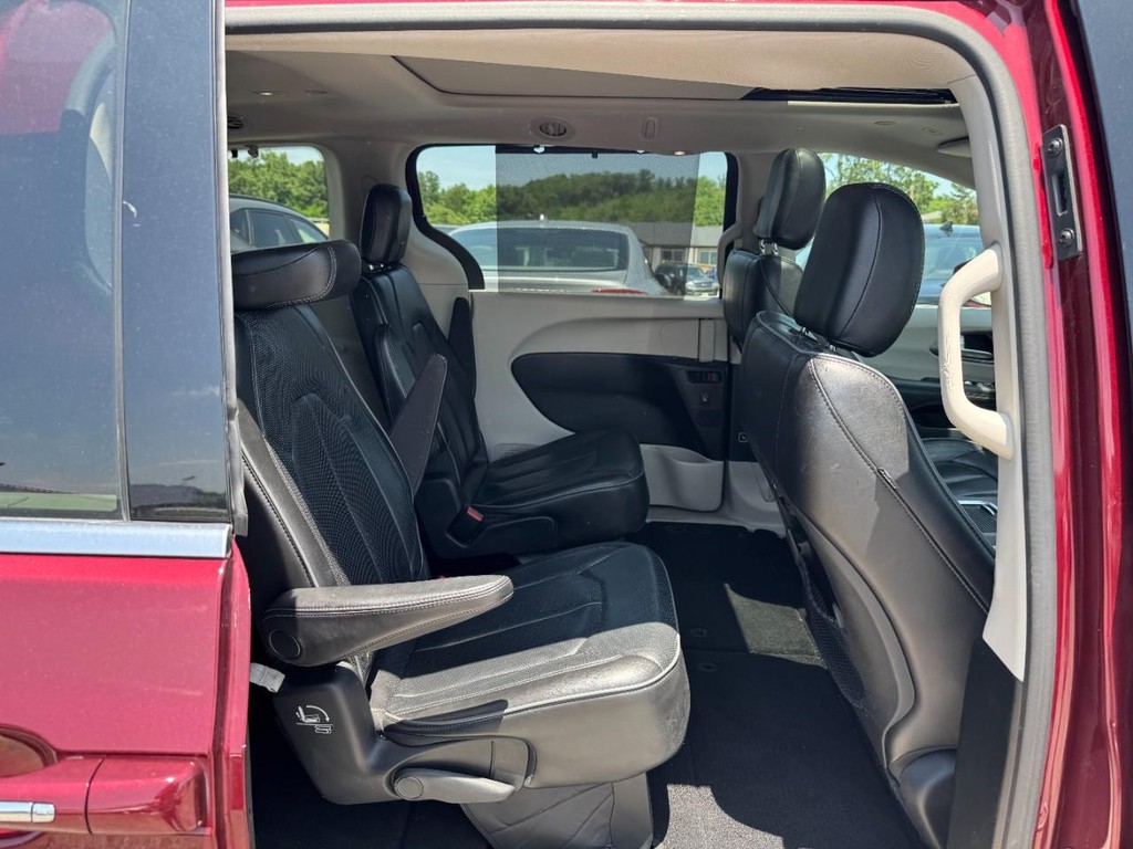 Chrysler Pacifica Vehicle Full-screen Gallery Image 12