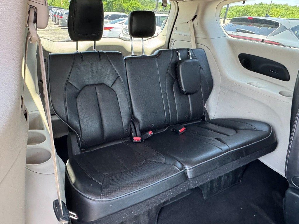 Chrysler Pacifica Vehicle Full-screen Gallery Image 13
