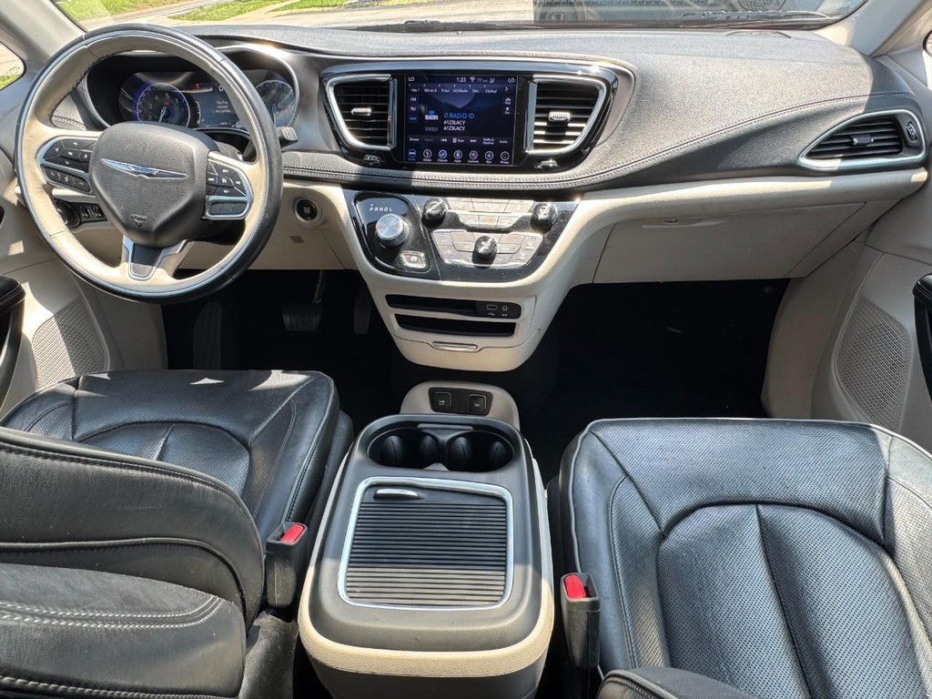 Chrysler Pacifica Vehicle Full-screen Gallery Image 14