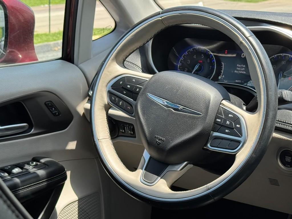 Chrysler Pacifica Vehicle Full-screen Gallery Image 15