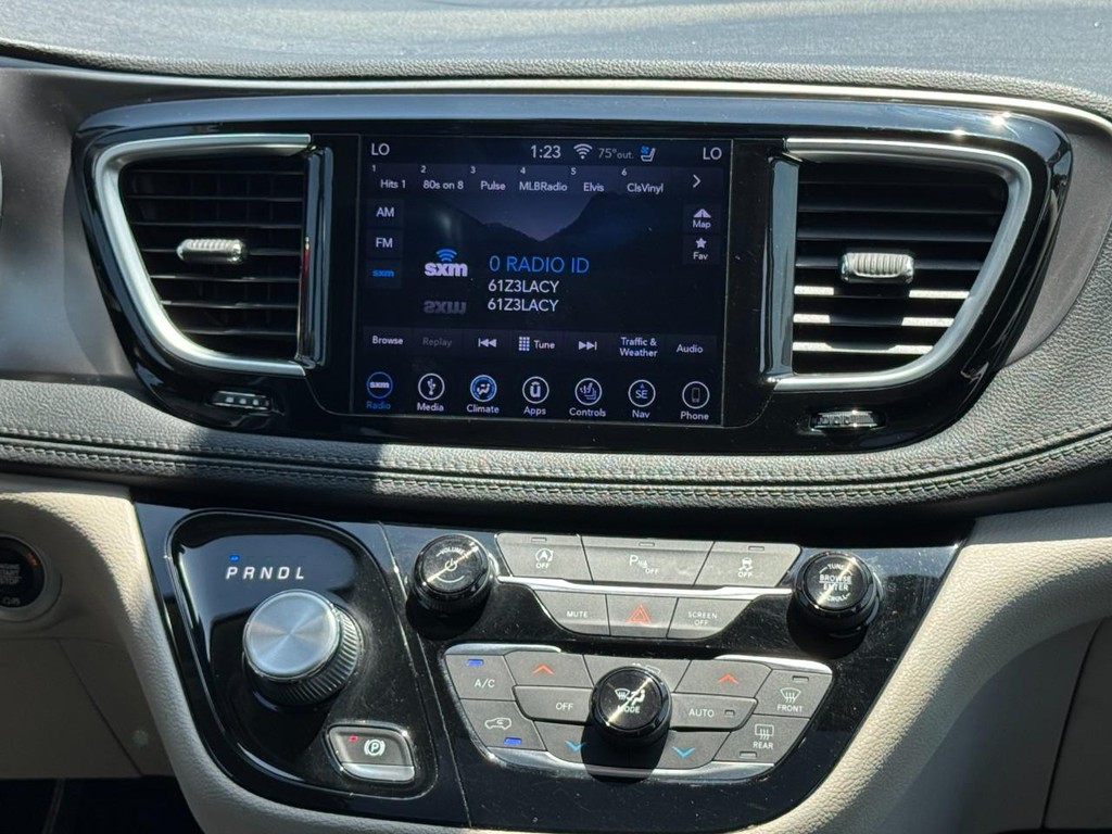 Chrysler Pacifica Vehicle Full-screen Gallery Image 16