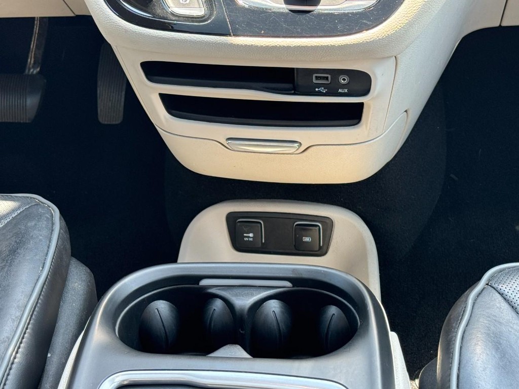 Chrysler Pacifica Vehicle Full-screen Gallery Image 17