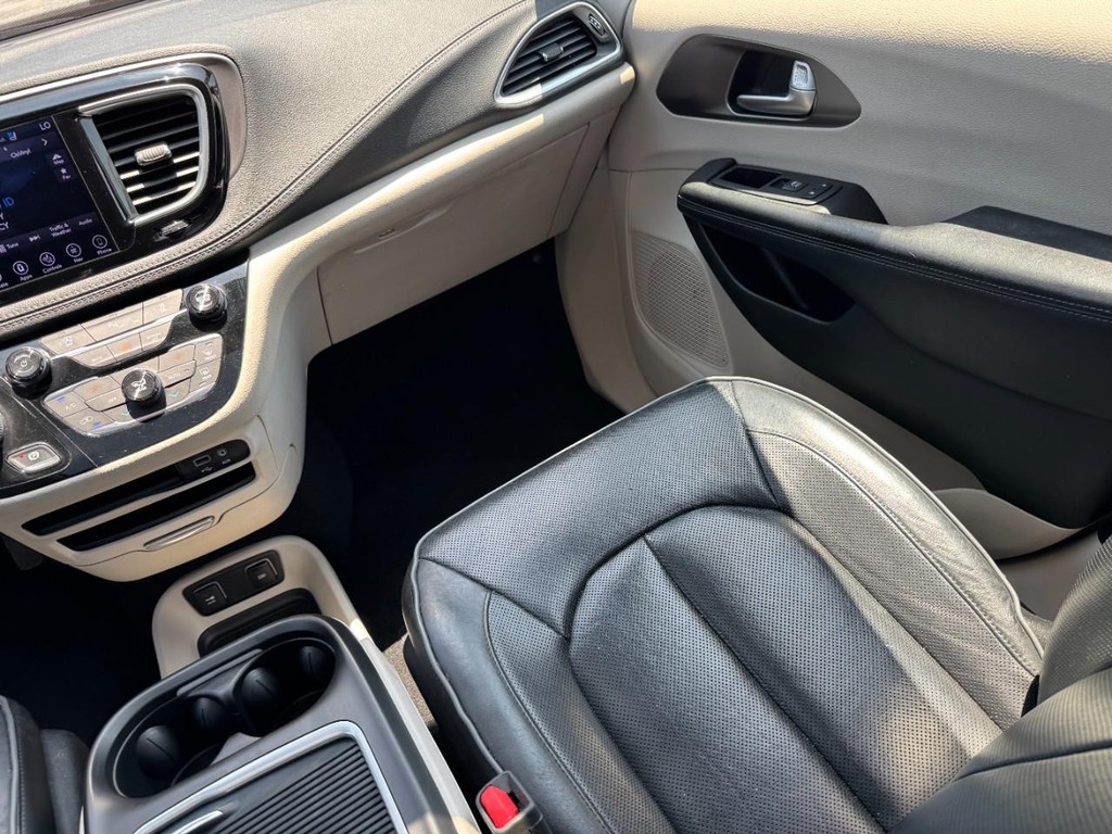 Chrysler Pacifica Vehicle Full-screen Gallery Image 18
