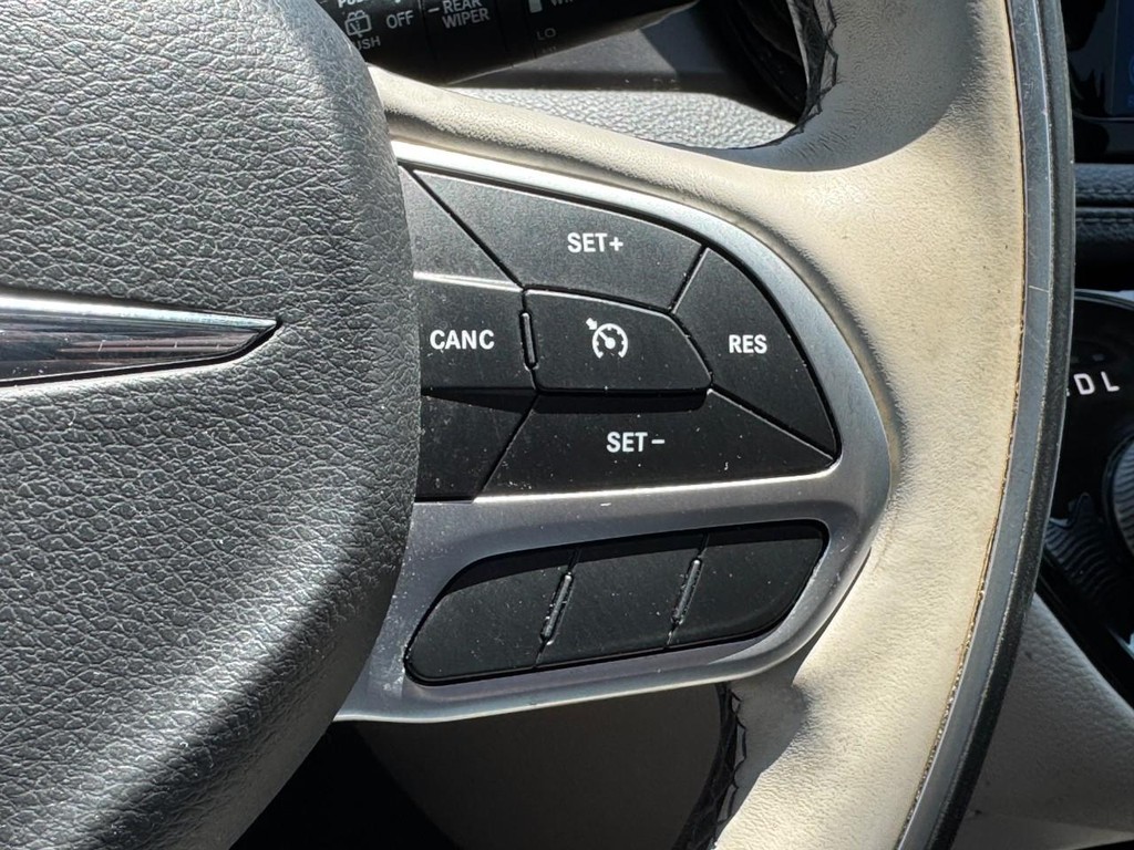 Chrysler Pacifica Vehicle Full-screen Gallery Image 21