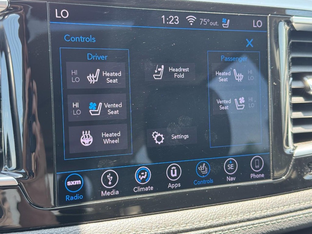 Chrysler Pacifica Vehicle Full-screen Gallery Image 24