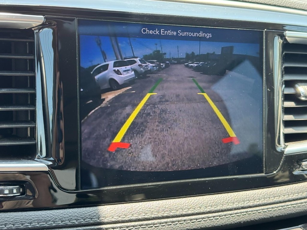 Chrysler Pacifica Vehicle Full-screen Gallery Image 26
