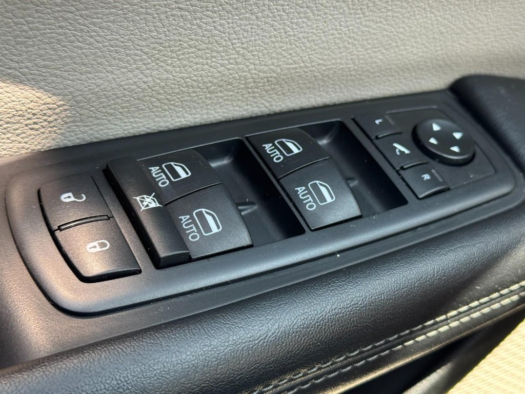 Chrysler Pacifica Vehicle Full-screen Gallery Image 27