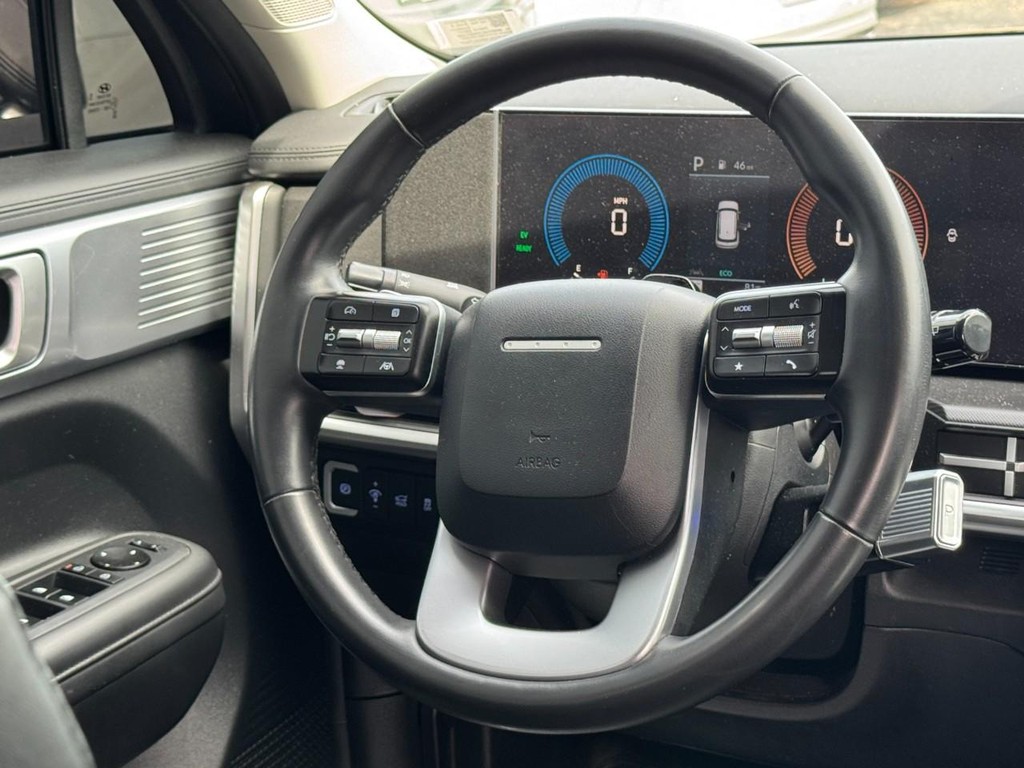 Hyundai Santa Fe Hybrid Vehicle Full-screen Gallery Image 14