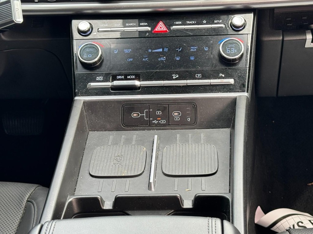 Hyundai Santa Fe Hybrid Vehicle Full-screen Gallery Image 16