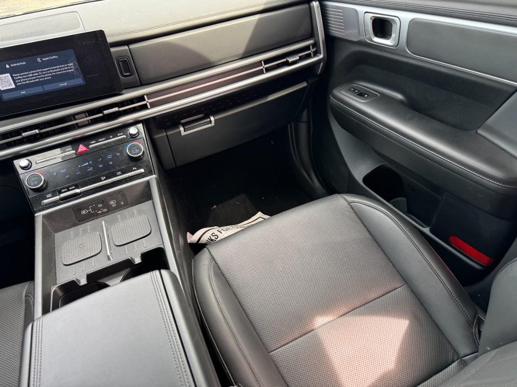 Hyundai Santa Fe Hybrid Vehicle Full-screen Gallery Image 17