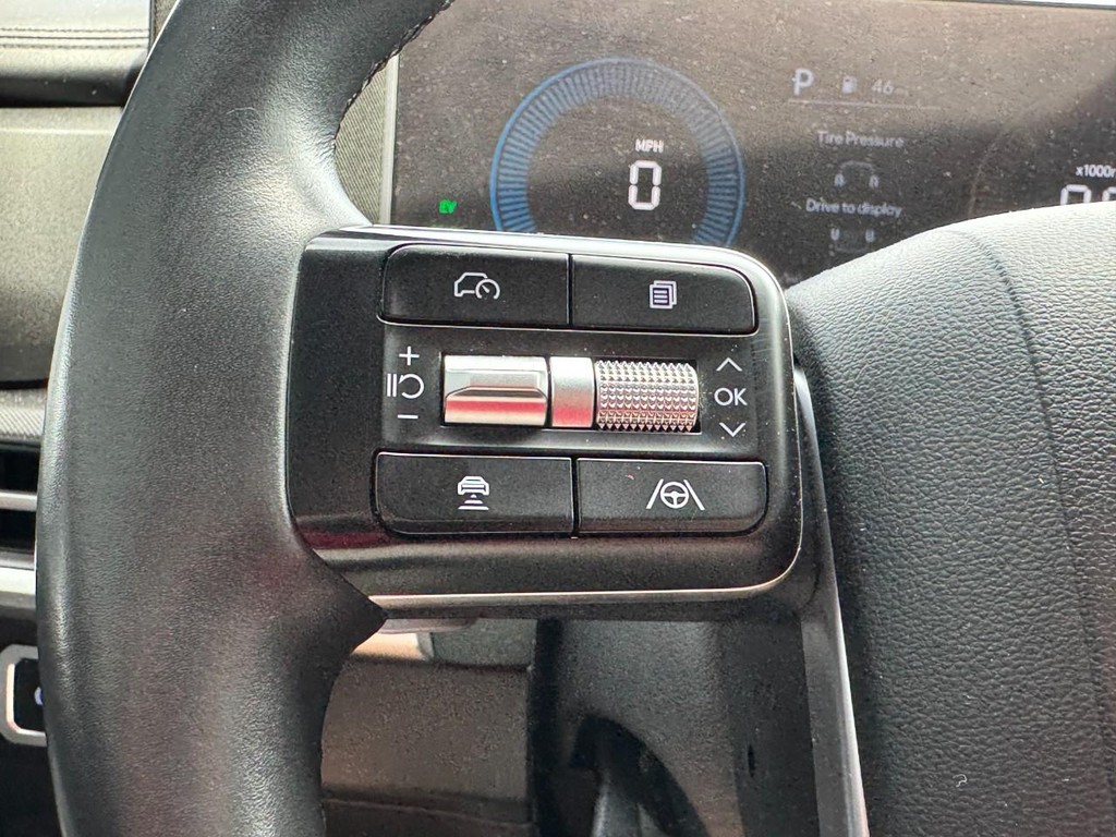 Hyundai Santa Fe Hybrid Vehicle Full-screen Gallery Image 18