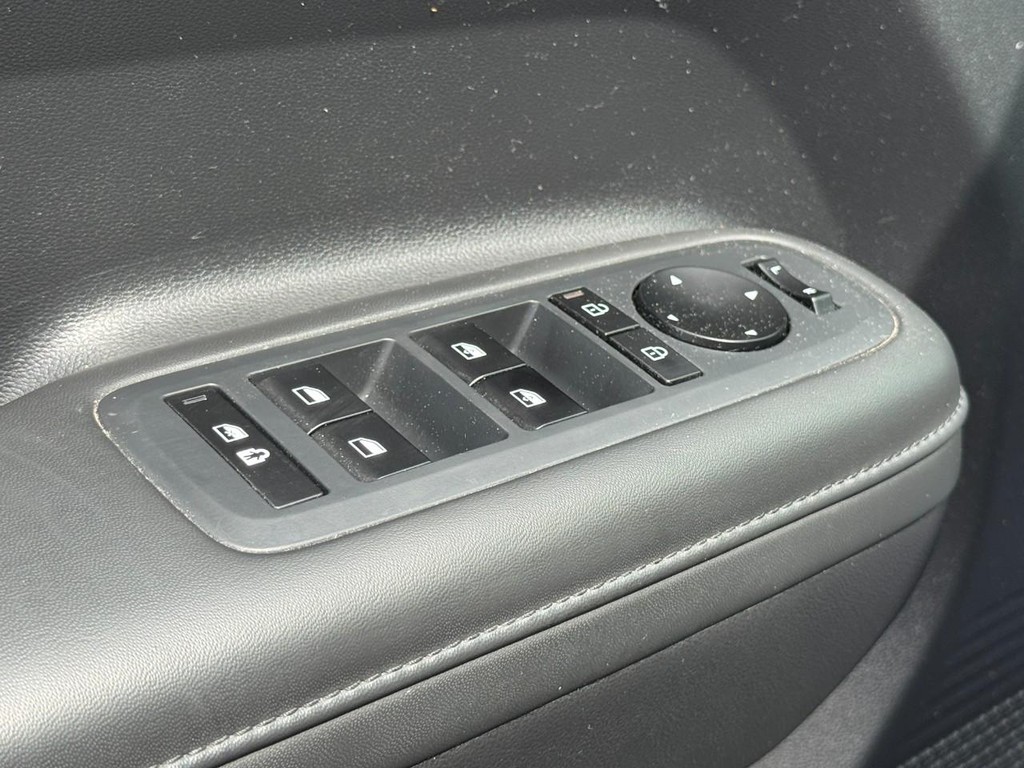 Hyundai Santa Fe Hybrid Vehicle Full-screen Gallery Image 24