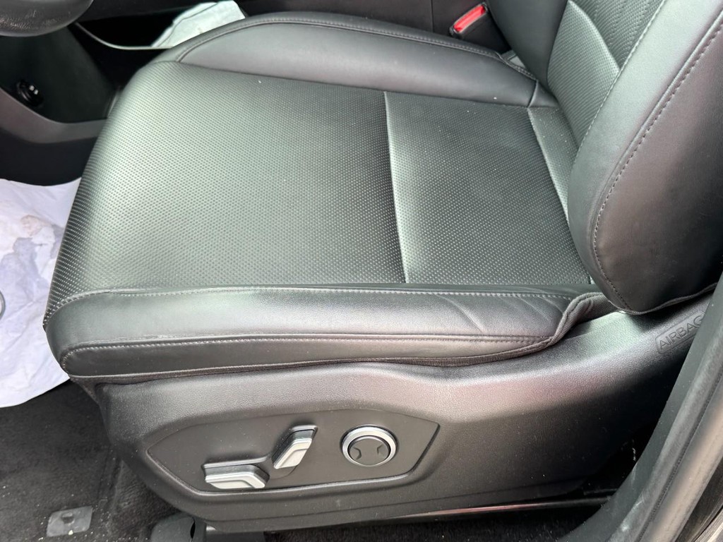 Hyundai Santa Fe Hybrid Vehicle Full-screen Gallery Image 25