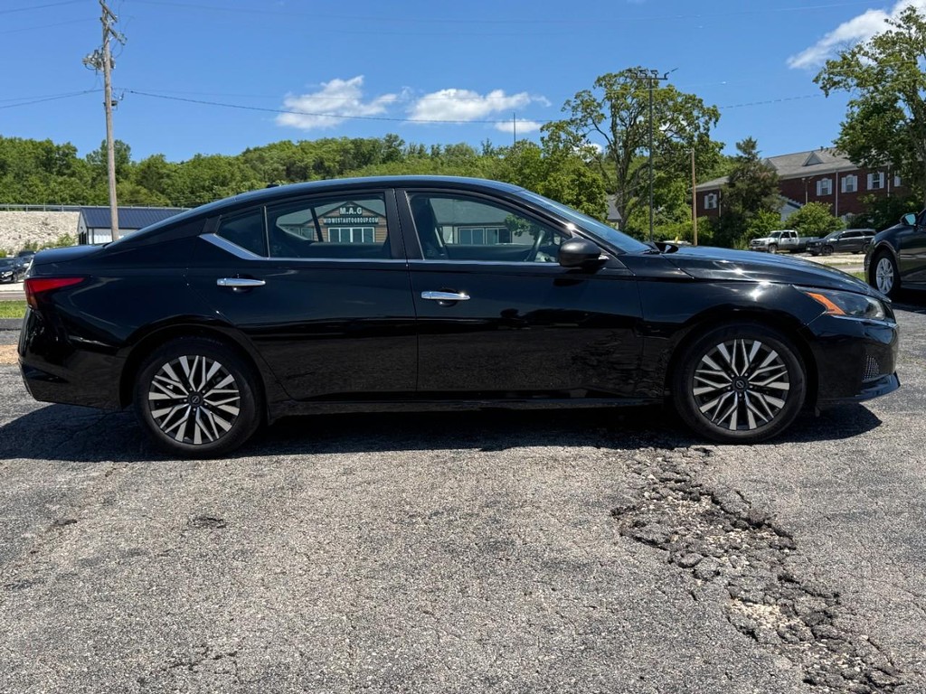 Nissan Altima Vehicle Full-screen Gallery Image 02