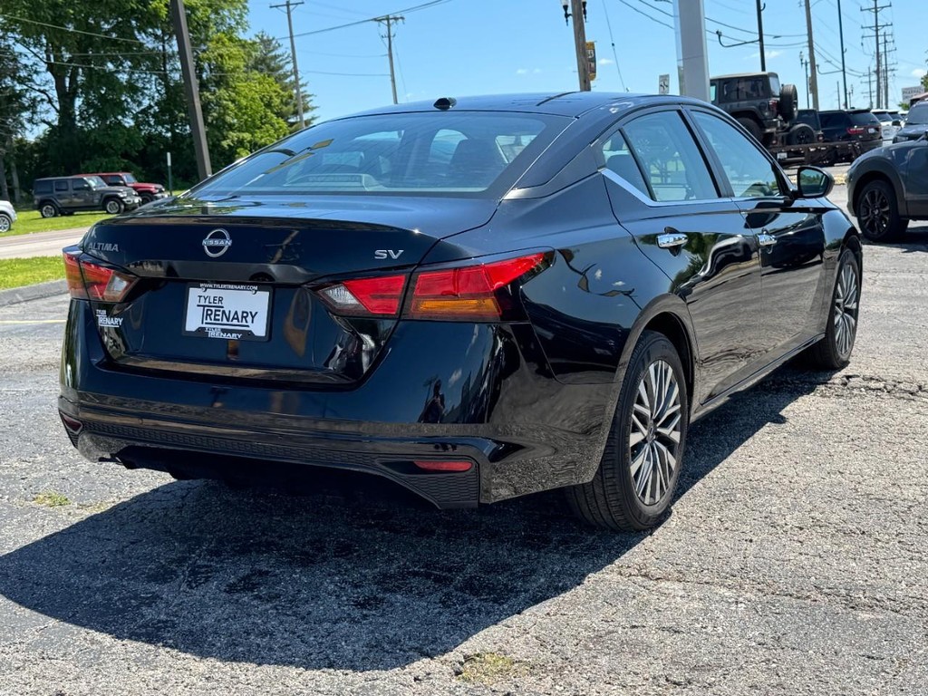 Nissan Altima Vehicle Full-screen Gallery Image 04