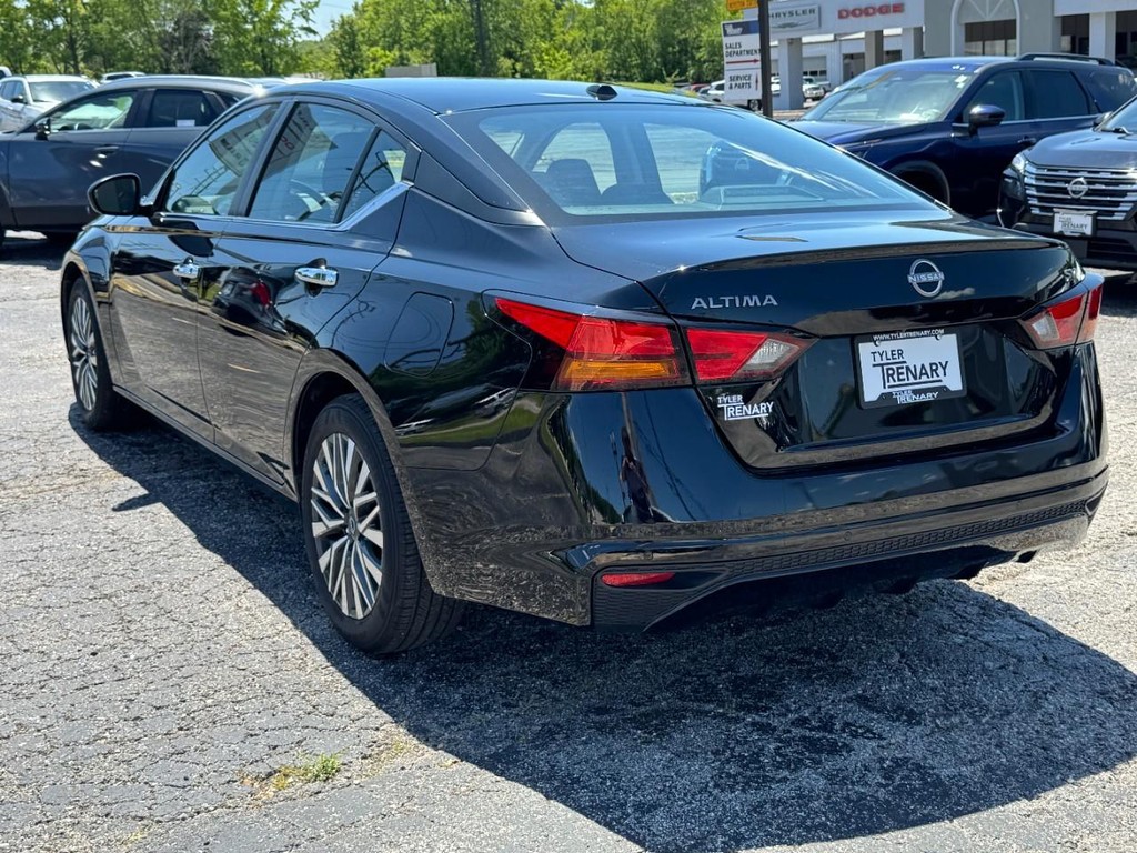 Nissan Altima Vehicle Full-screen Gallery Image 07