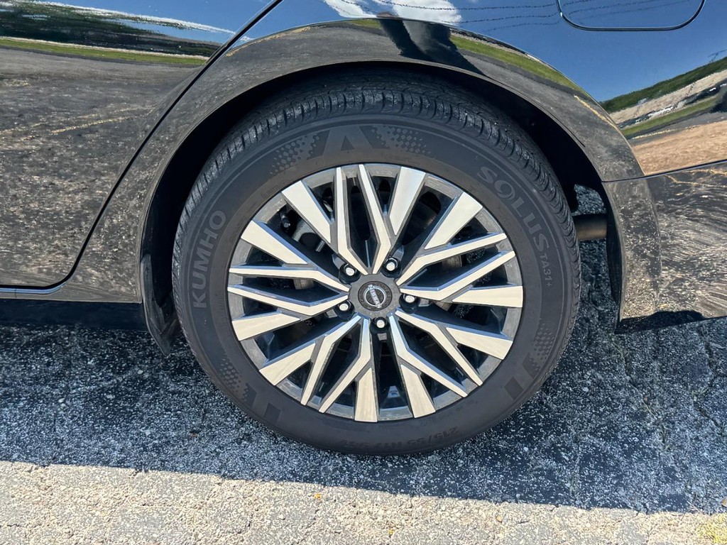 Nissan Altima Vehicle Full-screen Gallery Image 09