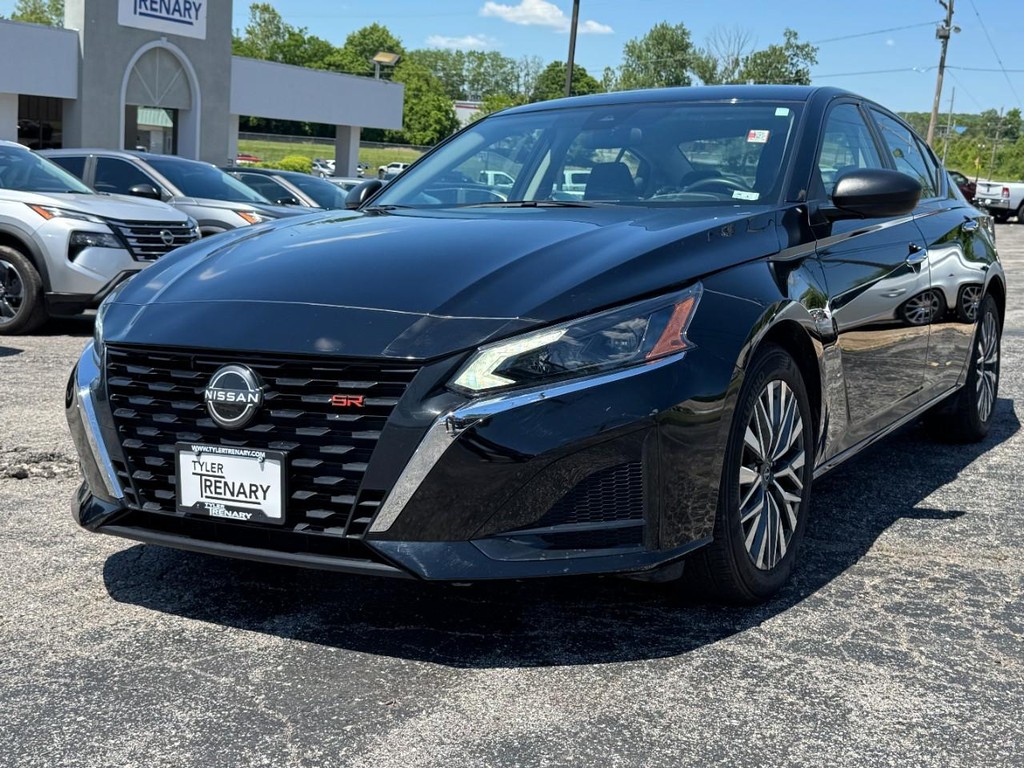 Nissan Altima Vehicle Full-screen Gallery Image 10