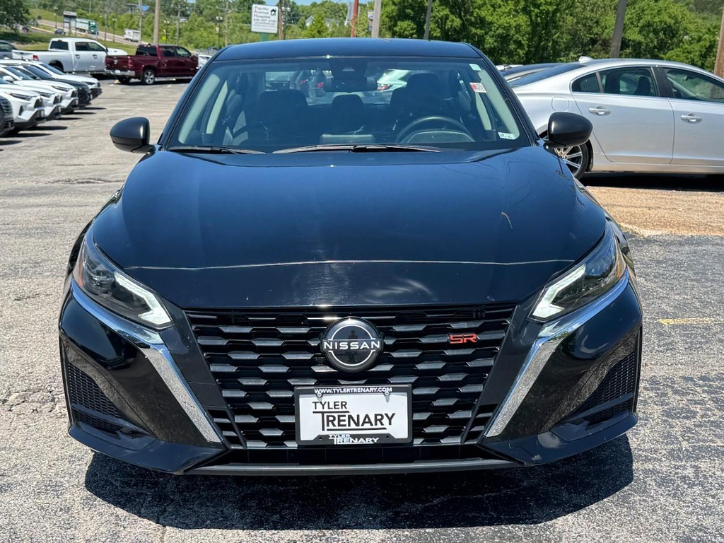 Nissan Altima Vehicle Full-screen Gallery Image 11
