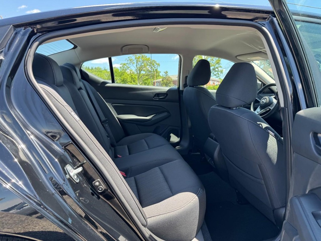 Nissan Altima Vehicle Full-screen Gallery Image 12